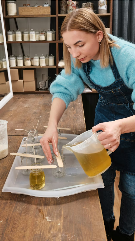 Thợ thủ công đang làm nến